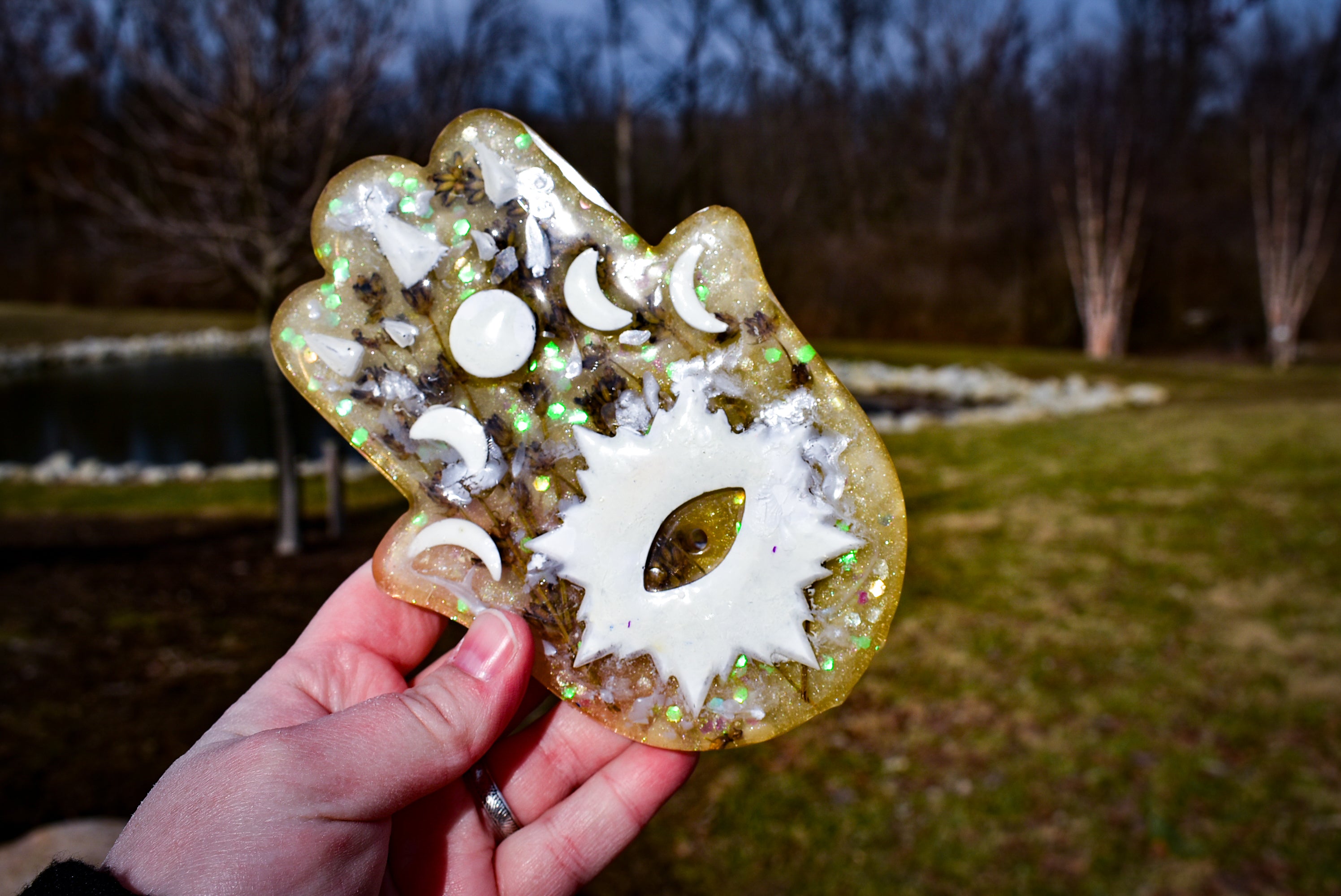 Celestial Hamsa Hand Resin Incense Holder – Lavender-Infused Altar Décor for Protection & Calm