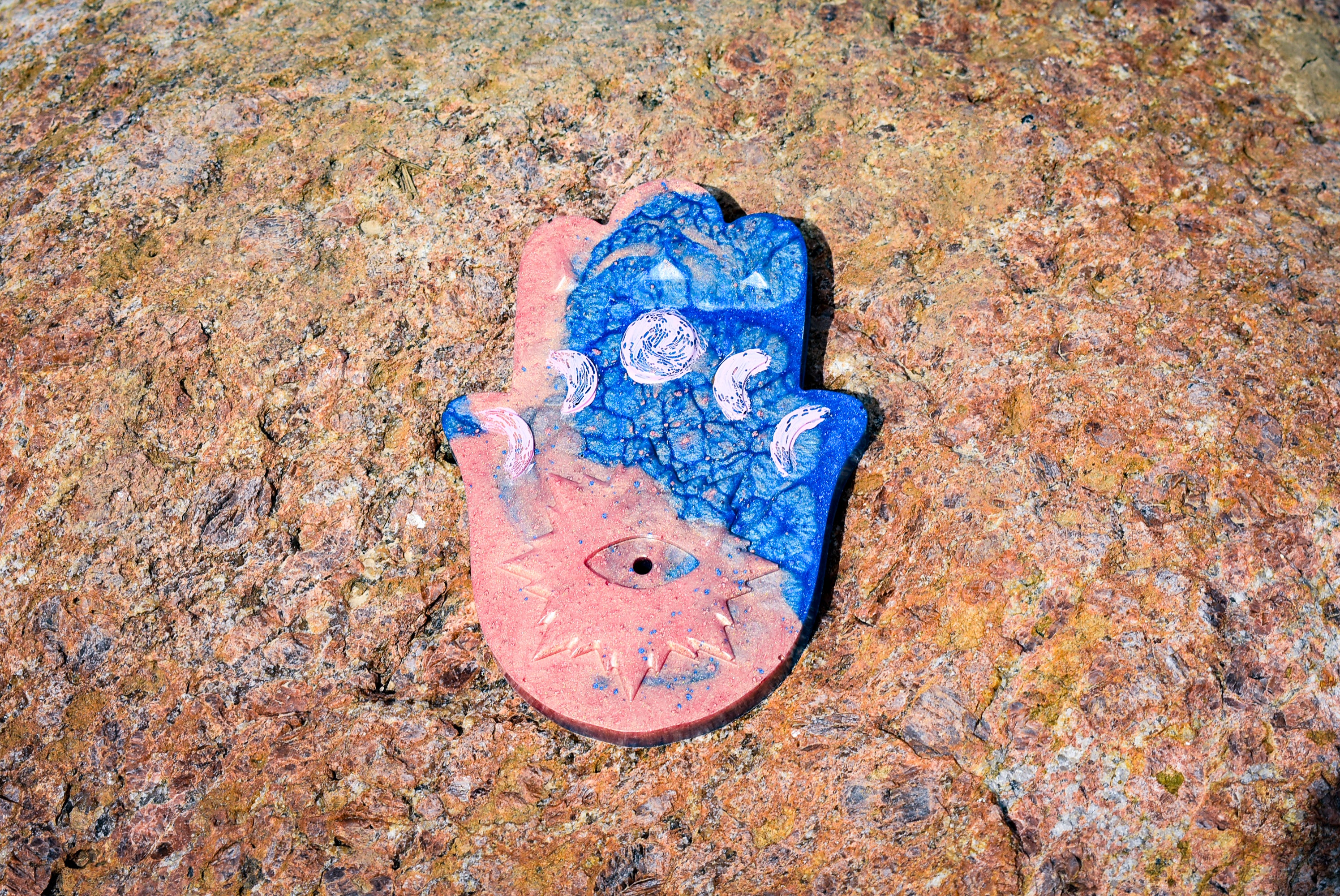 Cosmic Hamsa Hand Resin Incense Holder – Celestial Altar Décor in Sunset Pink & Midnight Blue
